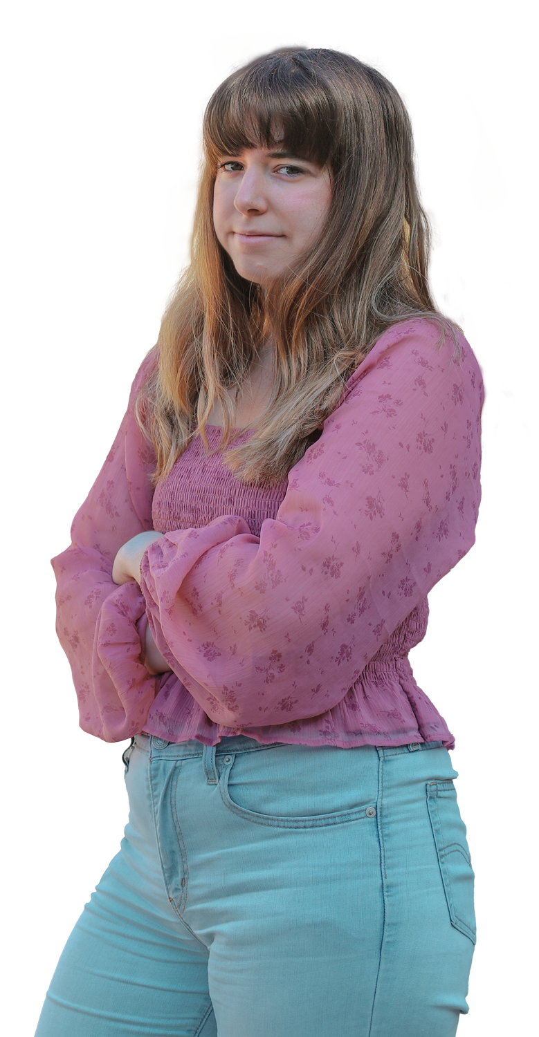 Photo de Éloïse Sevin tenant un ordinateur